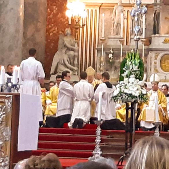 Ordinazione diaconale di Frater Márton da parte del cardinale Peter Erdö