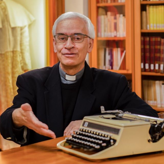 Dominiek Oversteyns mostra la macchina da scrivere di Pio XII