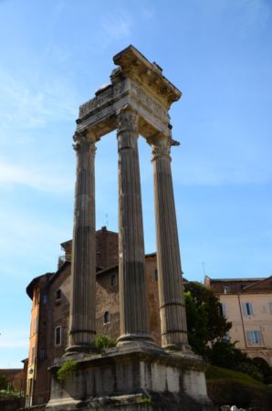 I tre pilastri accanto al Teatro di Marcello