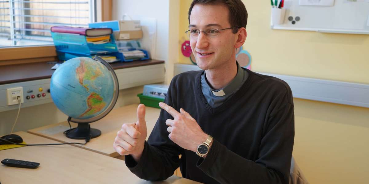 Il diacono Kilian insegna religione